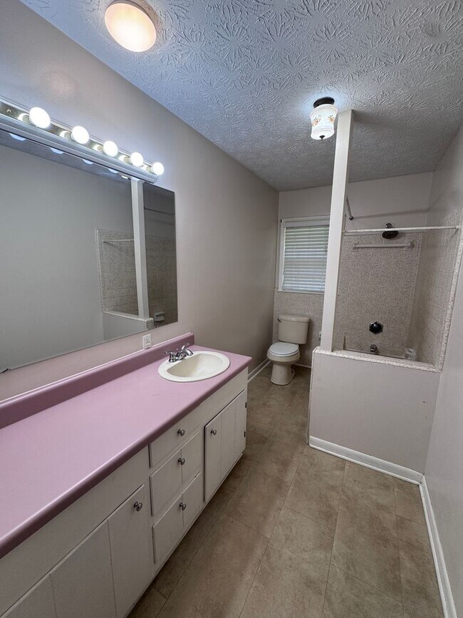 Building Photo - 880 Locke Dr