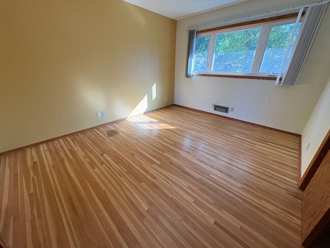 Building Photo - 2 Bed 2 Bath for $1,300!