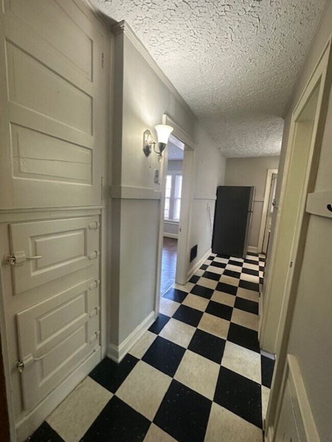 Building Photo - Large Grandview 1 Bedroom.