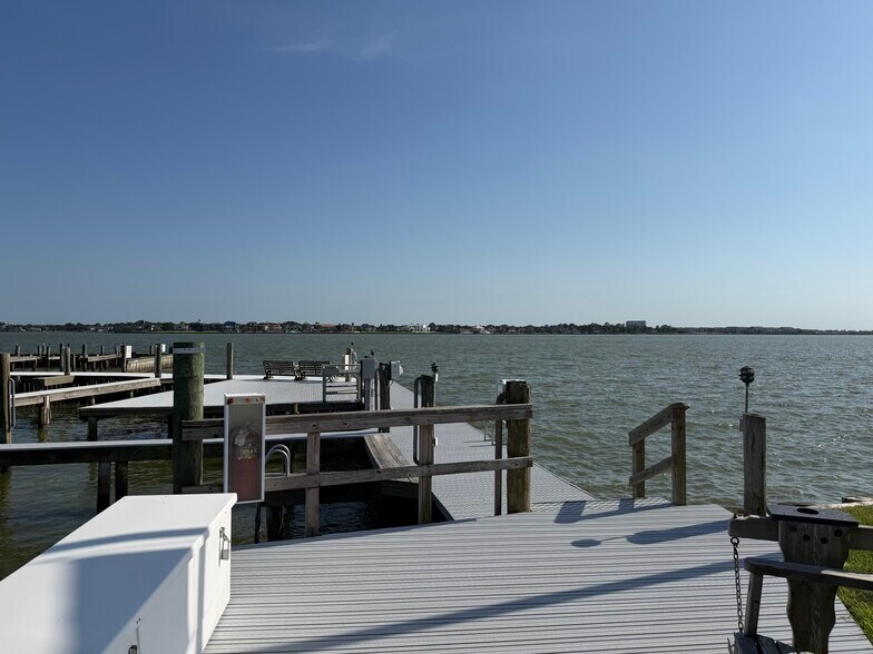 Building Photo - 104 Yacht Club Ln