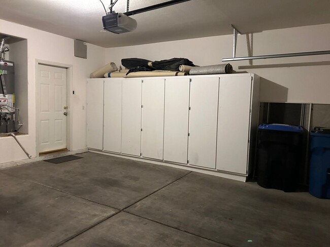 Building Photo - 2 story townhome in Seven Hills