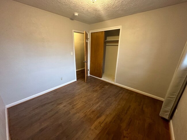 Building Photo - MIDTOWN 3 Bdrm House, All Appliances incl ...