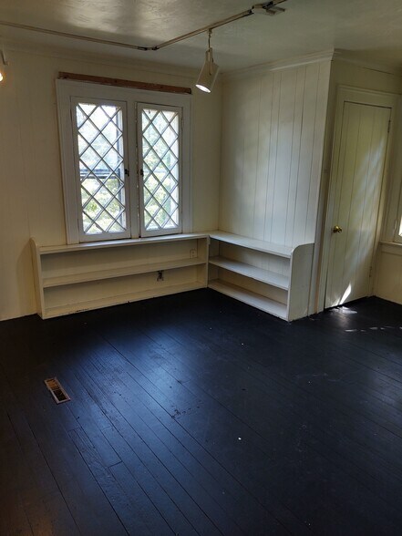 Building Photo - 827 W South St