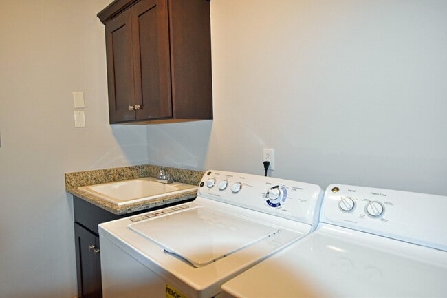 Building Photo - Shelby Twp - 3 Bedrooms, 2.5 Baths Townhouse, 2-Car Garage near Stony Creek Park