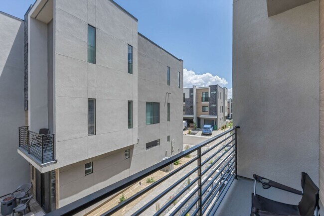 Building Photo - Fully Furnished Modern Townhome with utilities included and flexible lease options available