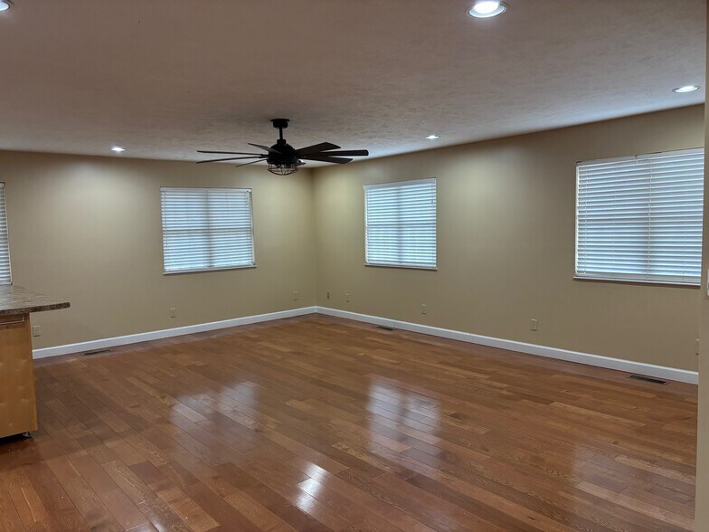 Building Photo - 710 Forest Dr