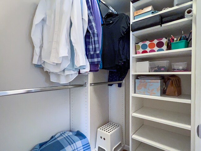 Building Photo - Great 3 Bedroom 2.5 Bathroom Townhouse End Unit!  2 Car Garage  + Washer & Dryer! Near Nike, Inte...