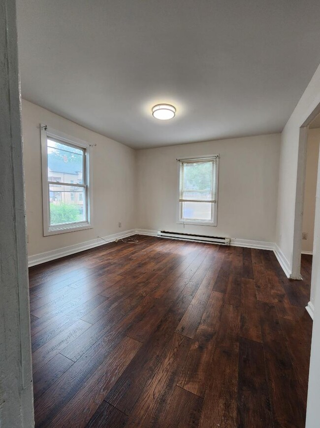 Building Photo - 129 Willow St