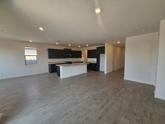 Building Photo - Beautiful new build w mountain views