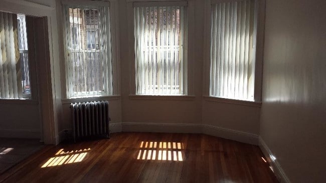 Building Photo - 121 Park Dr