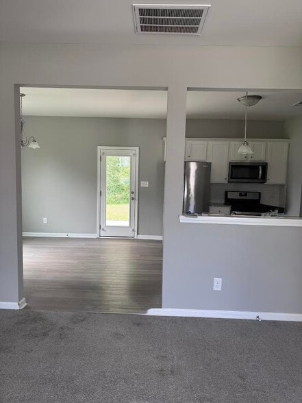 Building Photo - 136 Tang Cir