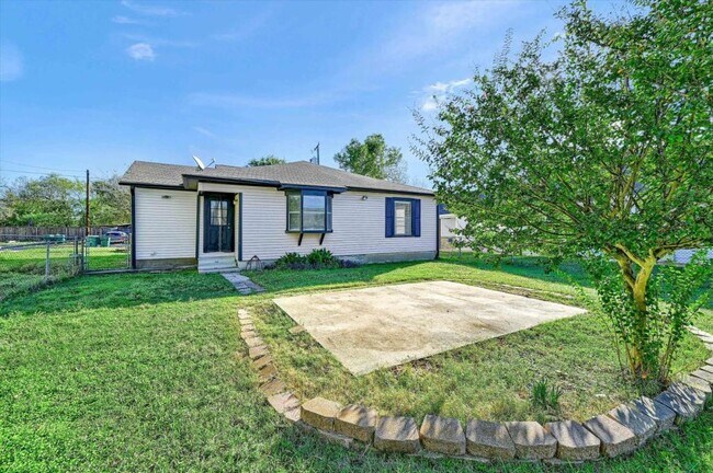 Building Photo - 810 N Throckmorton St