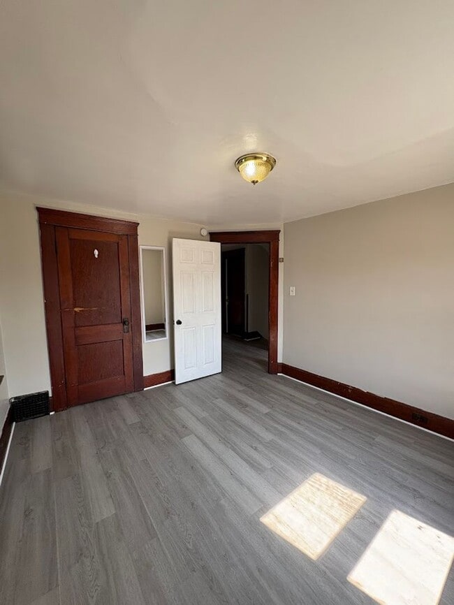 Building Photo - Three bedroom one bathroom home for rent