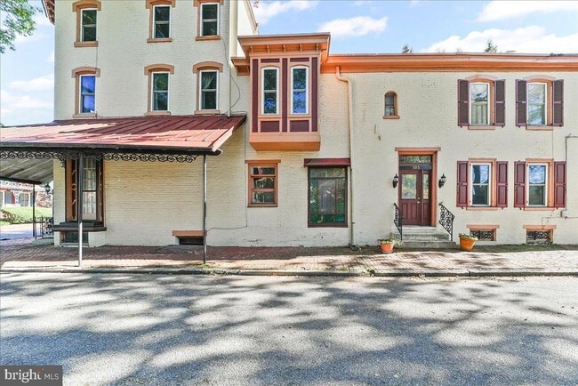 Building Photo - 240 W Miner St