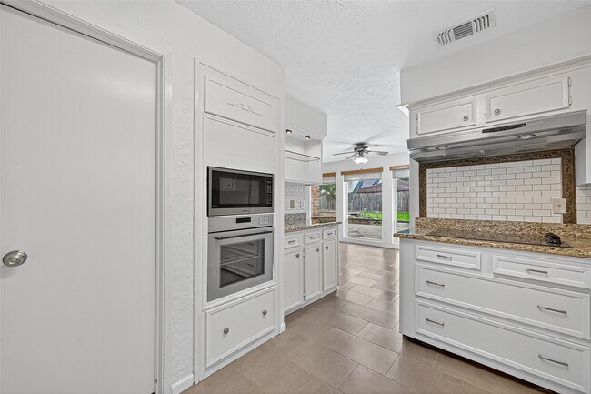 Building Photo - 21422 Park Willow Dr