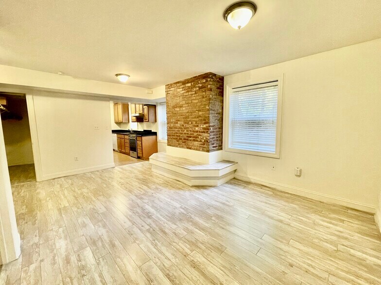 Building Photo - 333 G St