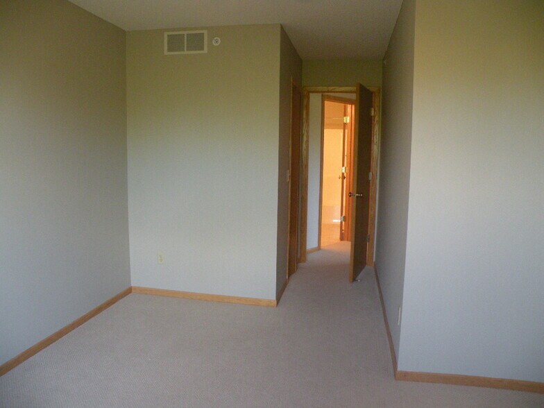 Building Photo - 485 Marshland Trl
