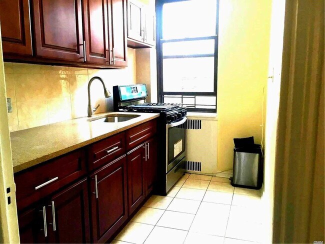 Building Photo - 83-6 Vietor Ave