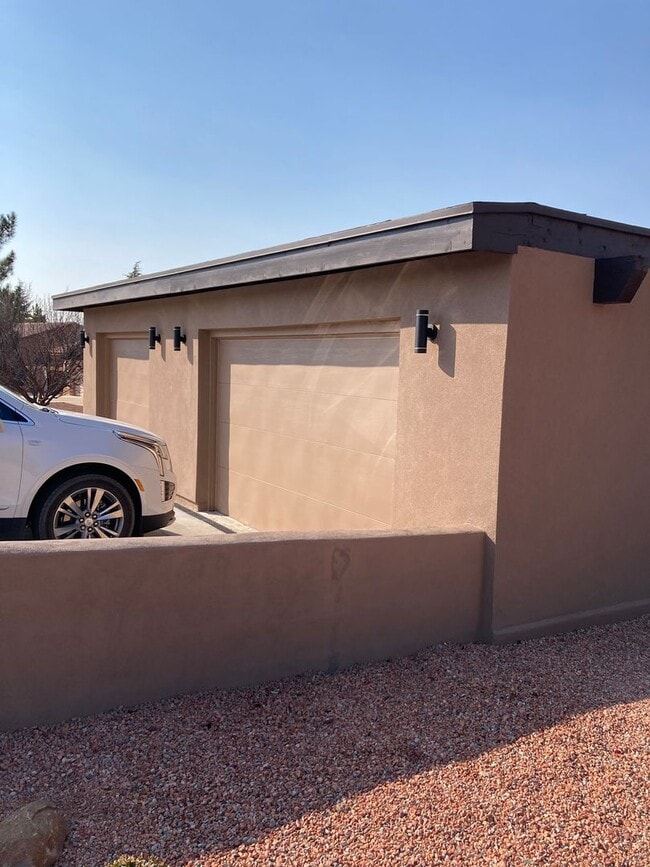 Building Photo - Gorgeous, modern, remodeled, furnished ren...