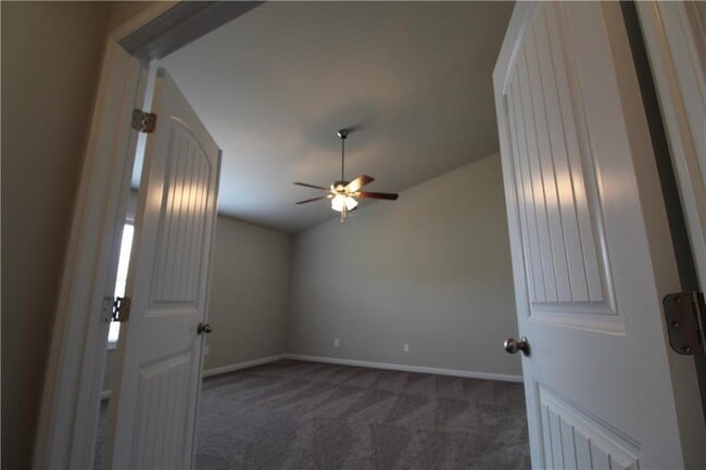 Building Photo - 5729 Shore Isle Ct