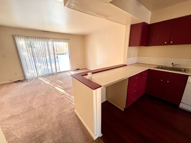 Building Photo - Fox Chapel  - 2 Bedroom 1.5 Bathroom - Townhome