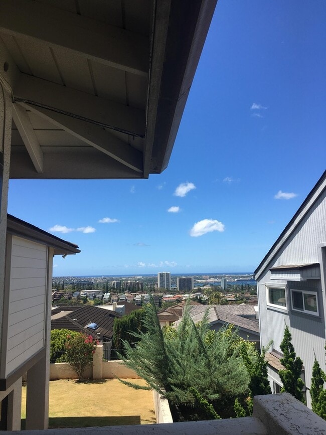 Building Photo - 98-673  KAAHELE STREET