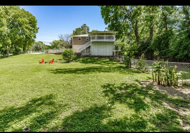 Building Photo - 907 N Graycroft Ave