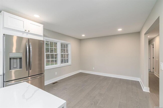 Building Photo - 970 Village Ln