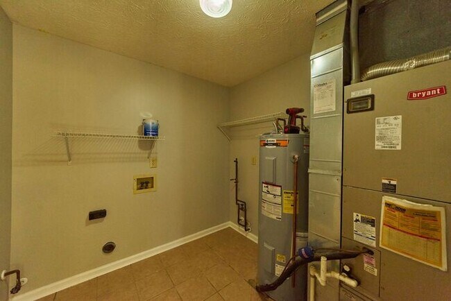 Building Photo - 3 Bedroom 2 Full Bath In Peaceful Franklin...