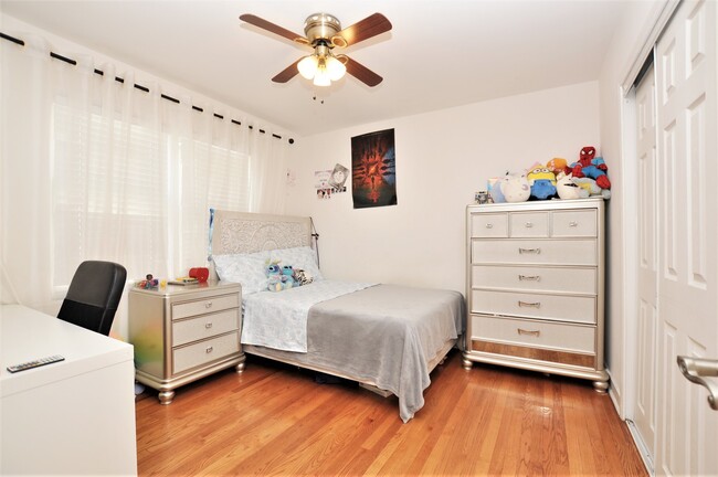 Building Photo - 2639 W Balmoral Ave