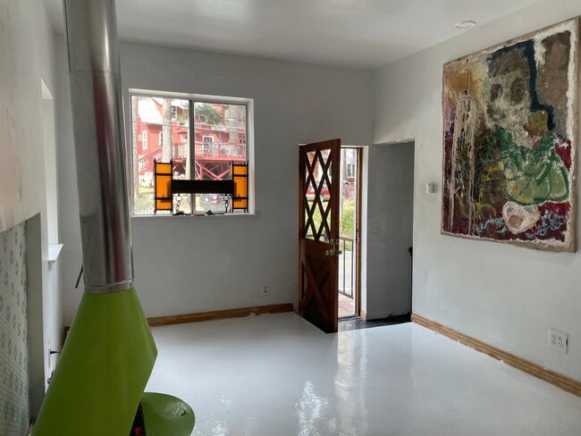 Building Photo - Adorable cottage!