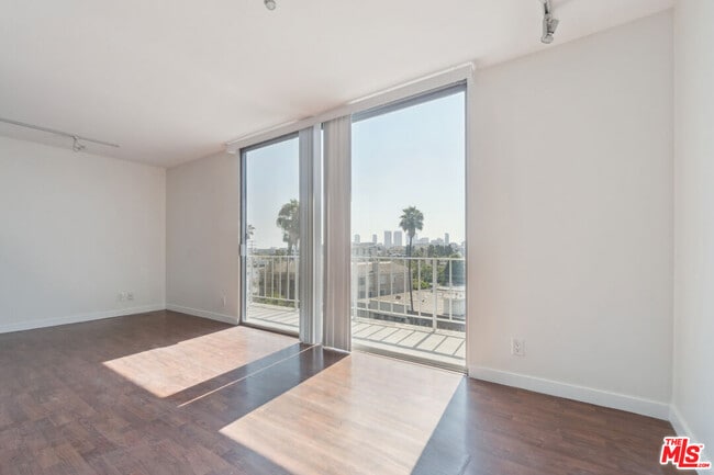 Building Photo - 100 S Doheny Dr