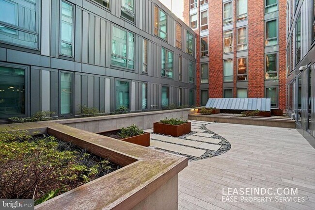 Building Photo - 1211 Van St SE