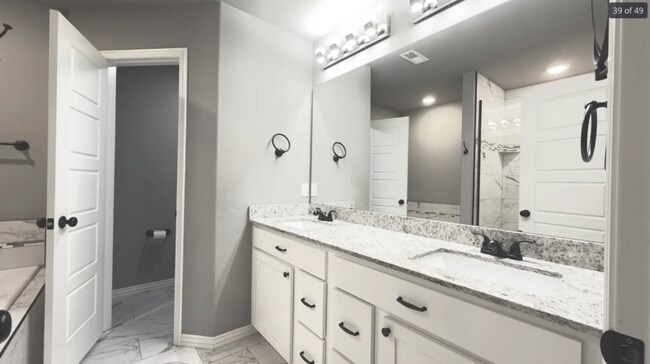 Building Photo - 18 Primrose Ln