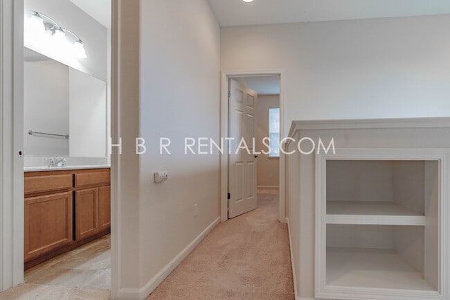 Building Photo - South Tracy 4-Bed Home with First-Floor Bedroom