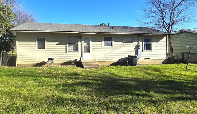 Building Photo - 12121 Hoblitzelle Dr