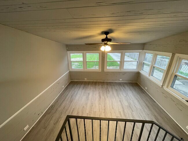 Sun Room/Family Room view 1 - 1550 Oakwood Ave