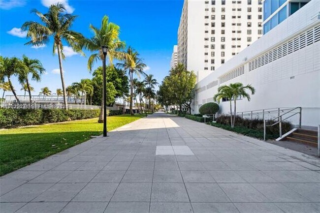 Building Photo - 2655 Collins Ave