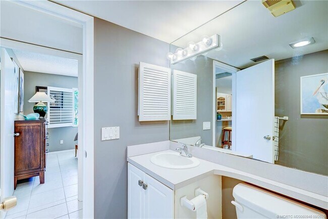 Building Photo - 5564 NE Gulfstream Way