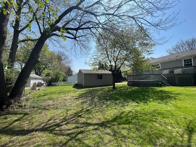 Building Photo - 645 Hidden Ridge Dr