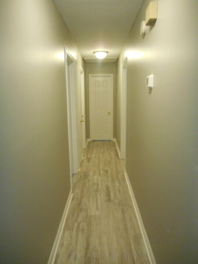 Building Photo - 2825 Crosscreek Rd