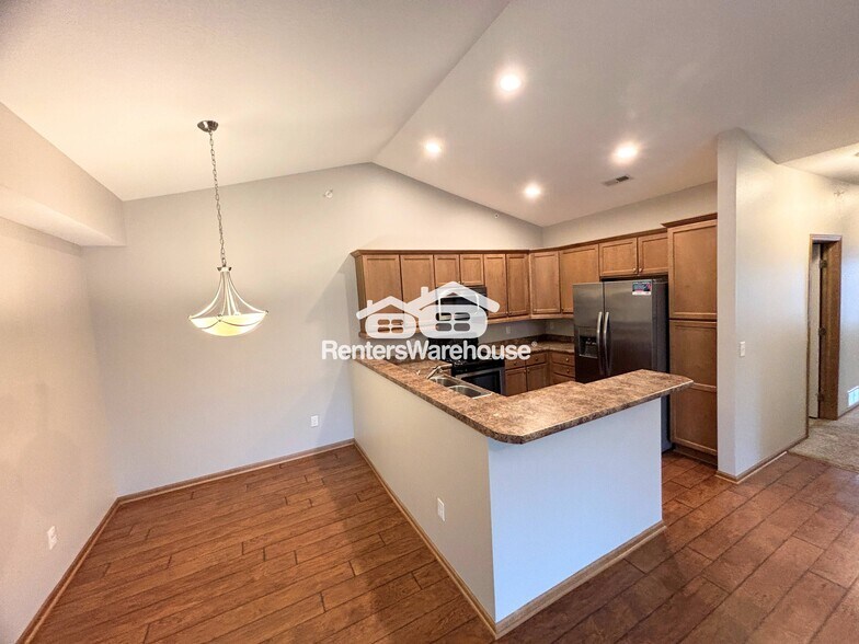 Building Photo - 2000 Meadow Ct