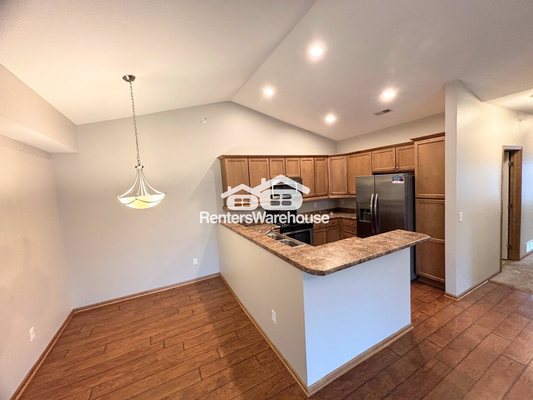 Building Photo - 2000 Meadow Ct