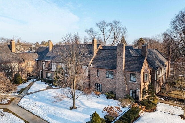 Building Photo - 476 St Clair Ave