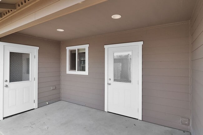 Building Photo - 2 Bed 2 Bath - A/C - Pet Friendly - Excellent Condition