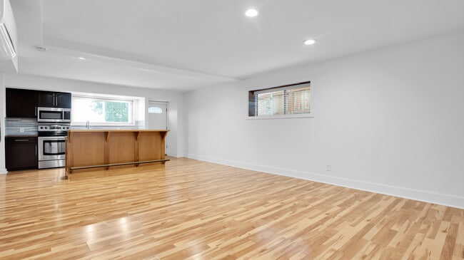 Building Photo - 8325 SW Terwilliger Blvd