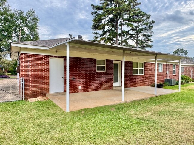 Building Photo - Charming 3 Bedroom / 1 Bath Home with Orig...