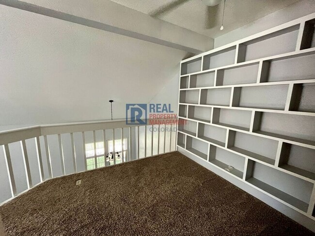 Building Photo - 715 Crown Point Dr