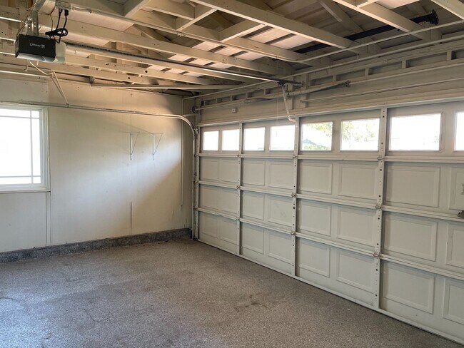 Building Photo - Single Level 4 Bedroom 2 Bath Home in Seal...