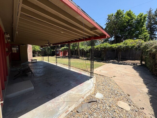 Building Photo - Visalia 2 Bed 2 Bath available now.